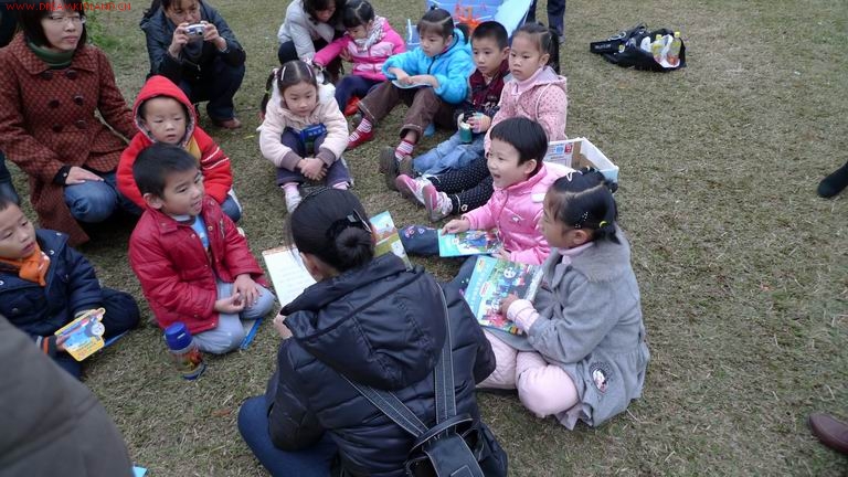 活动预告原贴地址:http://www.dreamkidland.cn/leadbbs/read.php?tid-53500.html 《托马斯和他的朋友》 托马斯是一辆调皮的蓝色蒸汽小火车,他和他的一群个性迥异的朋友们健忘的培西、爱干净的詹姆士一起生活在多多岛上,每天在胖总管的调配下为多多岛上的居民们运送各种物资和来来往往的旅客,在为多多岛创造便利与快乐的同时,他们也一同冒险,一同成长。因为每天都会接载不同的乘客,开着开着,想法多多的小火车们就会出现很多意外的状况,有趣的故事就发生啦。托马斯最喜欢